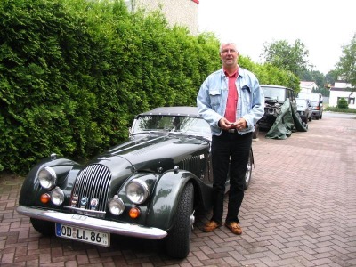 Henning Müller vor seinem Traumauto